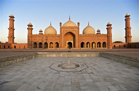 De Moskee van Lahore - Een Monumentale Ode aan de Subliemheid van Architectuur en Geometrische Harmonie!