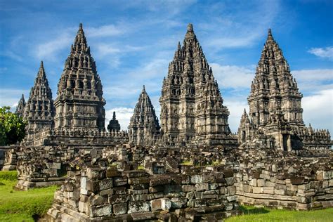 De Prambanan Tempel Complex: Een Monumentale Uiting van Hindoeïstische Architectuur en Mystieke Beelden!