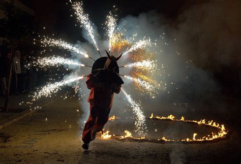 スペイン 火祭り: 炎の祭典と日本の夏祭りの意外な共通点